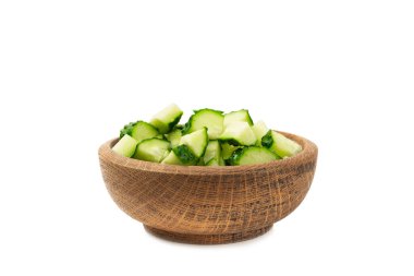 Salatalık beyaz arka planda izole edilmiş. Beyaz arka planda salatalık dilimi. Taze organik yeşil salatalıklar. Vejetaryen. Salata malzemesi. Çiftlik sebzeleri.