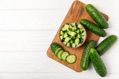 Ahşap arka planda salatalık. Arka planda bir parça salatalık. Taze organik yeşil salatalık turşusu. Vejetaryen. Salata malzemesi. Çiftlik sebzeleri. Sebzeleri bıçakla kes. Mesaj için yer var. Boşluğu kopyala