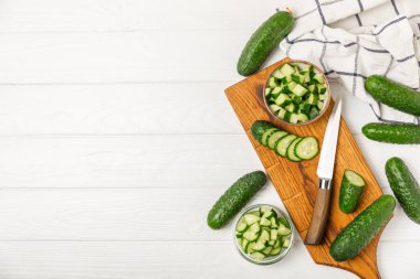 Ahşap arka planda salatalık. Arka planda bir parça salatalık. Taze organik yeşil salatalık turşusu. Vejetaryen. Salata malzemesi. Çiftlik sebzeleri. Sebzeleri bıçakla kes. Mesaj için yer var. Boşluğu kopyala