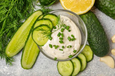 Ahşap bir masada salatalık kremalı tzatziki sosu. Tatar sosu. Geleneksel lezzetli aperatif. Yoğurt sosu. Tzatziki, salatalık, sarımsak, dereotu, limon, nane. Salata sosu. Kopya alanı.