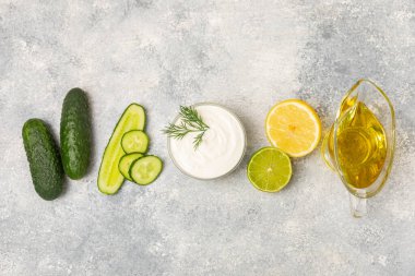 Ahşap bir masada salatalık kremalı tzatziki sosu. Tatar sosu. Geleneksel lezzetli aperatif. Yoğurt sosu. Tzatziki, salatalık, sarımsak, dereotu, limon, nane. Salata sosu. Kopya alanı.