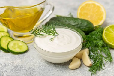 Ahşap bir masada salatalık kremalı tzatziki sosu. Tatar sosu. Geleneksel lezzetli aperatif. Yoğurt sosu. Tzatziki, salatalık, sarımsak, dereotu, limon, nane. Salata sosu. Kopya alanı.