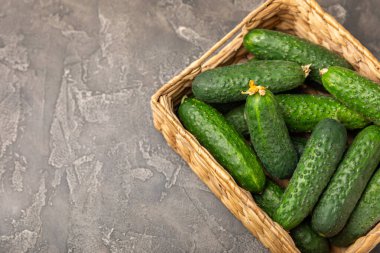 Ahşap arka planda salatalık. Arka planda bir parça salatalık. Taze organik yeşil salatalık turşusu. Vejetaryen. Salata malzemesi. Çiftlik sebzeleri. Sebzeleri bıçakla kes. Mesaj için yer var. Boşluğu kopyala