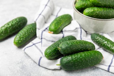 Ahşap arka planda salatalık. Arka planda bir parça salatalık. Taze organik yeşil salatalık turşusu. Vejetaryen. Salata malzemesi. Çiftlik sebzeleri. Sebzeleri bıçakla kes. Mesaj için yer var. Boşluğu kopyala