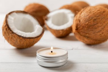 Tahta bir masada doğal hindistan cevizi mumları. Ev yapımı hindistan cevizi mumları ve aromatik yağ. Masaj için mumlar. Spa mı? Rahat ol. Aromaterapi. Uzayı kopyala Vejetaryen ürünü.