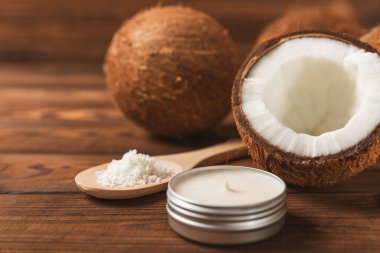 Tahta bir masada doğal hindistan cevizi mumları. Ev yapımı hindistan cevizi mumları ve aromatik yağ. Masaj için mumlar. Spa mı? Rahat ol. Aromaterapi. Uzayı kopyala Vejetaryen ürünü.