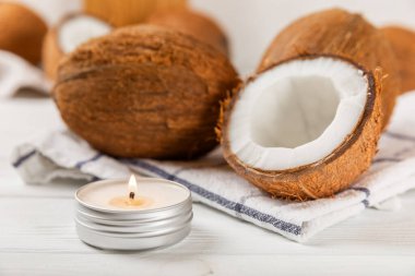 Tahta bir masada doğal hindistan cevizi mumları. Ev yapımı hindistan cevizi mumları ve aromatik yağ. Masaj için mumlar. Spa mı? Rahat ol. Aromaterapi. Uzayı kopyala Vejetaryen ürünü.