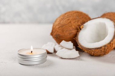 Tahta bir masada doğal hindistan cevizi mumları. Ev yapımı hindistan cevizi mumları ve aromatik yağ. Masaj için mumlar. Spa mı? Rahat ol. Aromaterapi. Uzayı kopyala Vejetaryen ürünü.