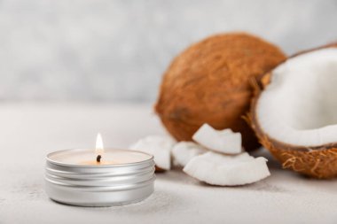 Tahta bir masada doğal hindistan cevizi mumları. Ev yapımı hindistan cevizi mumları ve aromatik yağ. Masaj için mumlar. Spa mı? Rahat ol. Aromaterapi. Uzayı kopyala Vejetaryen ürünü.