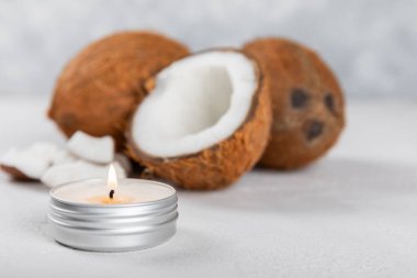 Tahta bir masada doğal hindistan cevizi mumları. Ev yapımı hindistan cevizi mumları ve aromatik yağ. Masaj için mumlar. Spa mı? Rahat ol. Aromaterapi. Uzayı kopyala Vejetaryen ürünü.