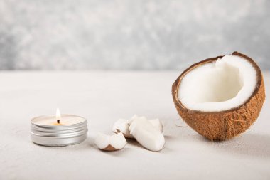 Tahta bir masada doğal hindistan cevizi mumları. Ev yapımı hindistan cevizi mumları ve aromatik yağ. Masaj için mumlar. Spa mı? Rahat ol. Aromaterapi. Uzayı kopyala Vejetaryen ürünü.