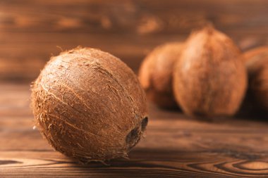 Tahta arka planda taze hindistan cevizi ve dilimler var. Hindistan cevizi gevreği. Vejetaryen. Tropik fındık, meyve. Mesaj için yer. Boşluğu kopyala.