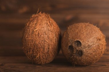 Tahta arka planda taze hindistan cevizi ve dilimler var. Hindistan cevizi gevreği. Vejetaryen. Tropik fındık, meyve. Mesaj için yer. Boşluğu kopyala.