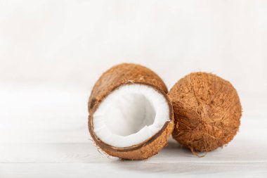 Tahta arka planda taze hindistan cevizi ve dilimler var. Hindistan cevizi gevreği. Vejetaryen. Tropik fındık, meyve. Mesaj için yer. Boşluğu kopyala.