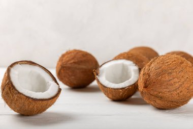 Tahta arka planda taze hindistan cevizi ve dilimler var. Hindistan cevizi gevreği. Vejetaryen. Tropik fındık, meyve. Mesaj için yer. Boşluğu kopyala.