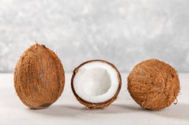 Tahta arka planda taze hindistan cevizi ve dilimler var. Hindistan cevizi gevreği. Vejetaryen. Tropik fındık, meyve. Mesaj için yer. Boşluğu kopyala.