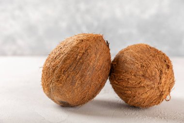 Tahta arka planda taze hindistan cevizi ve dilimler var. Hindistan cevizi gevreği. Vejetaryen. Tropik fındık, meyve. Mesaj için yer. Boşluğu kopyala.