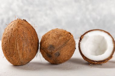 Tahta arka planda taze hindistan cevizi ve dilimler var. Hindistan cevizi gevreği. Vejetaryen. Tropik fındık, meyve. Mesaj için yer. Boşluğu kopyala.