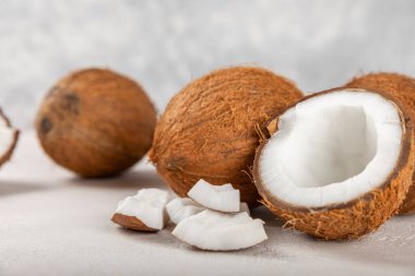 Tahta arka planda taze hindistan cevizi ve dilimler var. Hindistan cevizi gevreği. Vejetaryen. Tropik fındık, meyve. Mesaj için yer. Boşluğu kopyala.