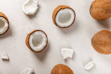 Tahta arka planda taze hindistan cevizi ve dilimler var. Hindistan cevizi gevreği. Vejetaryen. Tropik fındık, meyve. Mesaj için yer. Boşluğu kopyala.