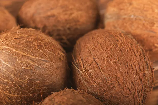 Tahta arka planda taze hindistan cevizi ve dilimler var. Hindistan cevizi gevreği. Vejetaryen. Tropik fındık, meyve. Mesaj için yer. Boşluğu kopyala.