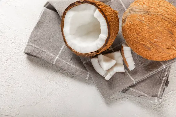 Tahta arka planda taze hindistan cevizi ve dilimler var. Hindistan cevizi gevreği. Vejetaryen. Tropik fındık, meyve. Mesaj için yer. Boşluğu kopyala.