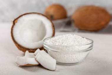 Tahta arka planda taze hindistan cevizi ve dilimler var. Hindistan cevizi gevreği. Vejetaryen. Tropik fındık, meyve. Mesaj için yer. Boşluğu kopyala.