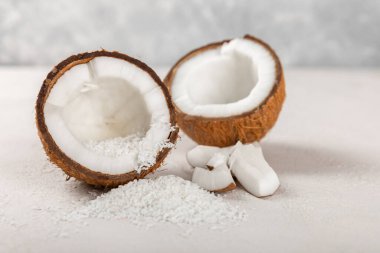 Tahta arka planda taze hindistan cevizi ve dilimler var. Hindistan cevizi gevreği. Vejetaryen. Tropik fındık, meyve. Mesaj için yer. Boşluğu kopyala.