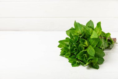 Naneli. Ahşap arka planda taze organik nane yaprakları. Nane yaprakları. Nane şekeri. Yakın plan. Mesaj için yer var. Boşluğu kopyala.