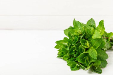 Naneli. Ahşap arka planda taze organik nane yaprakları. Nane yaprakları. Nane şekeri. Yakın plan. Mesaj için yer var. Boşluğu kopyala.