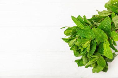 Naneli. Ahşap arka planda taze organik nane yaprakları. Nane yaprakları. Nane şekeri. Yakın plan. Mesaj için yer var. Boşluğu kopyala.