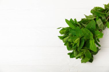 Naneli. Ahşap arka planda taze organik nane yaprakları. Nane yaprakları. Nane şekeri. Yakın plan. Mesaj için yer var. Boşluğu kopyala.