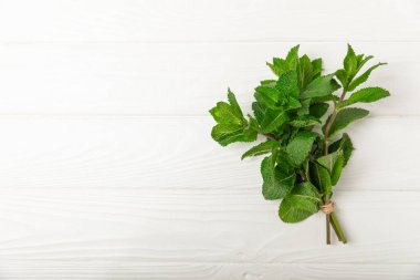 Naneli. Ahşap arka planda taze organik nane yaprakları. Nane yaprakları. Nane şekeri. Yakın plan. Mesaj için yer var. Boşluğu kopyala.