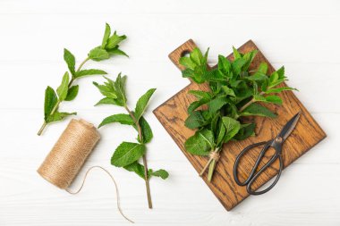 Naneli. Ahşap arka planda taze organik nane yaprakları. Nane yaprakları. Nane şekeri. Yakın plan. Mesaj için yer var. Boşluğu kopyala.