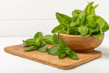 Naneli. Ahşap arka planda taze organik nane yaprakları. Nane yaprakları. Nane şekeri. Yakın plan. Mesaj için yer var. Boşluğu kopyala.