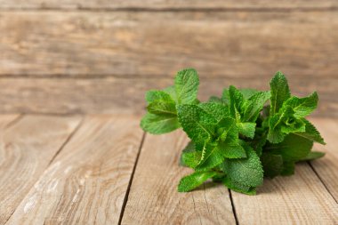 Naneli. Ahşap arka planda taze organik nane yaprakları. Nane yaprakları. Nane şekeri. Yakın plan. Mesaj için yer var. Boşluğu kopyala.