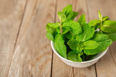 Naneli. Ahşap arka planda taze organik nane yaprakları. Nane yaprakları. Nane şekeri. Yakın plan. Mesaj için yer var. Boşluğu kopyala.