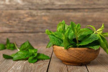 Naneli. Ahşap arka planda taze organik nane yaprakları. Nane yaprakları. Nane şekeri. Yakın plan. Mesaj için yer var. Boşluğu kopyala.