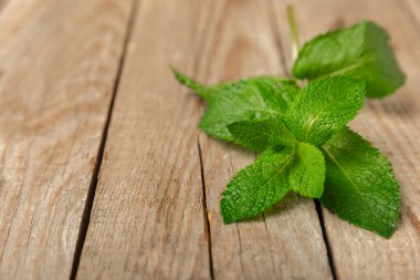 Naneli. Ahşap arka planda taze organik nane yaprakları. Nane yaprakları. Nane şekeri. Yakın plan. Mesaj için yer var. Boşluğu kopyala.