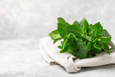 Naneli. Ahşap arka planda taze organik nane yaprakları. Nane yaprakları. Nane şekeri. Yakın plan. Mesaj için yer var. Boşluğu kopyala.