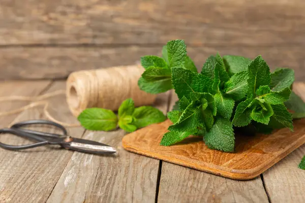 Naneli. Ahşap arka planda taze organik nane yaprakları. Nane yaprakları. Nane şekeri. Yakın plan. Mesaj için yer var. Boşluğu kopyala.