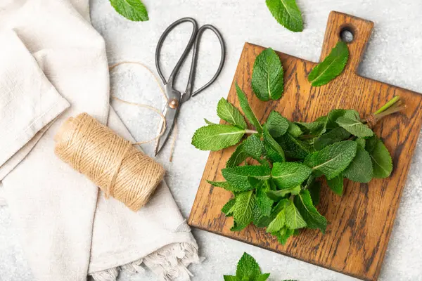 Naneli. Ahşap arka planda taze organik nane yaprakları. Nane yaprakları. Nane şekeri. Yakın plan. Mesaj için yer var. Boşluğu kopyala.