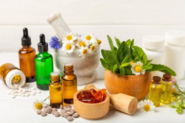 Ahşap zemin üzerinde alternatif ilaç bitkisel kapsül organik ilaç. Bitki ve tablet çeşitleri, vitaminler ve diyet takviyeleri. Sağlıklı yaşam için tıbbi ve şifalı bitkiler.