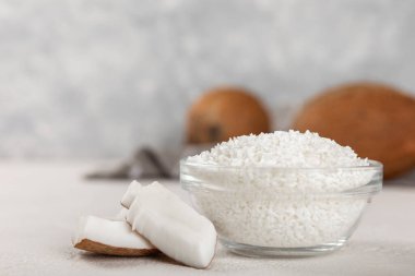 Tahta arka planda taze hindistan cevizi ve dilimler var. Hindistan cevizi gevreği. Vejetaryen. Tropik fındık, meyve. Mesaj için yer. Boşluğu kopyala.