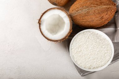 Tahta arka planda taze hindistan cevizi ve dilimler var. Hindistan cevizi gevreği. Vejetaryen. Tropik fındık, meyve. Mesaj için yer. Boşluğu kopyala.