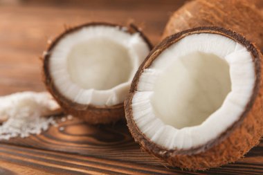 Tahta arka planda taze hindistan cevizi ve dilimler var. Hindistan cevizi gevreği. Vejetaryen. Tropik fındık, meyve. Mesaj için yer. Boşluğu kopyala.