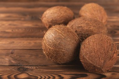 Tahta arka planda taze hindistan cevizi ve dilimler var. Hindistan cevizi gevreği. Vejetaryen. Tropik fındık, meyve. Mesaj için yer. Boşluğu kopyala.