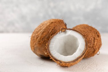 Tahta arka planda taze hindistan cevizi ve dilimler var. Hindistan cevizi gevreği. Vejetaryen. Tropik fındık, meyve. Mesaj için yer. Boşluğu kopyala.