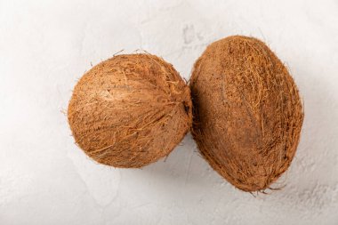 Tahta arka planda taze hindistan cevizi ve dilimler var. Hindistan cevizi gevreği. Vejetaryen. Tropik fındık, meyve. Mesaj için yer. Boşluğu kopyala.