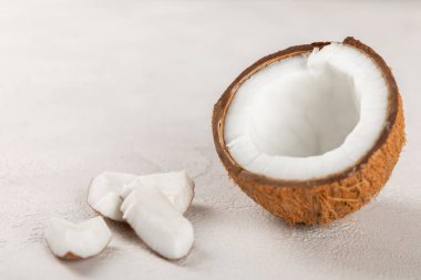 Tahta arka planda taze hindistan cevizi ve dilimler var. Hindistan cevizi gevreği. Vejetaryen. Tropik fındık, meyve. Mesaj için yer. Boşluğu kopyala.